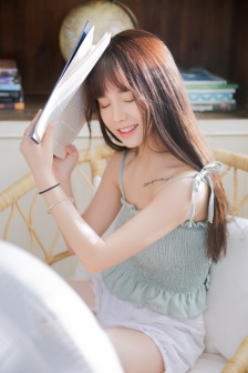 趴到床脱裙子内裤打屁股